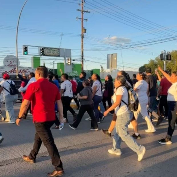 Se Manifiestan Empleados del IMSS